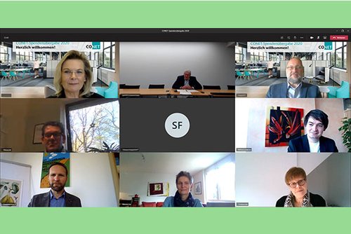 Screenshot von einer Videokonferenz mit acht Teilnehmer*innen