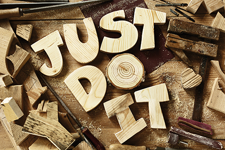 Aus Holzbuchstaben ist der Schriftzug "Just do it" zusammengesetzt.